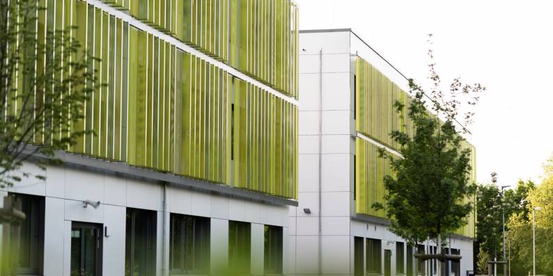 Vorgehängte hinterlüftete Fassade mit sichtbar genieteter Befestigung