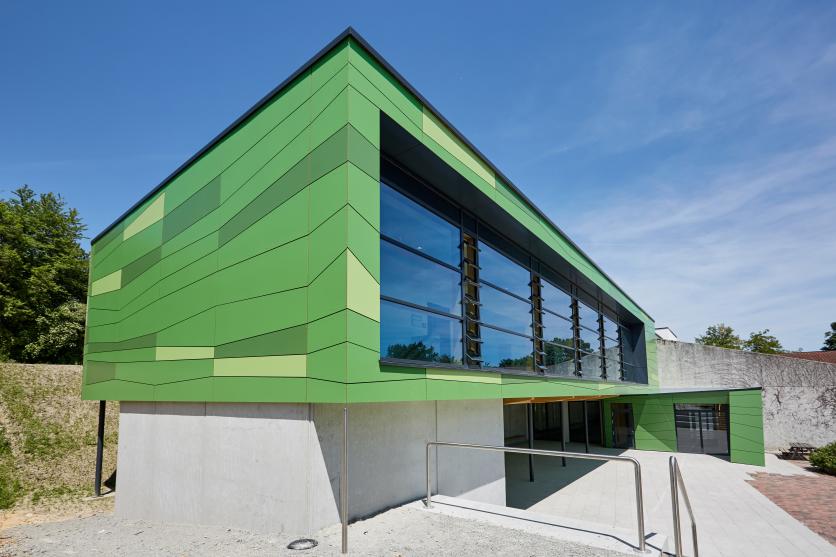 Rockpanel Fassadenplatten wurden bei der Fassade der Betty-Greif-Schule in unregelmäßigem Wechsel montiert. Dies sorgt für ein abwechslungsreiches und lebhaftes Fassadenbild.  Foto: Rockpanel