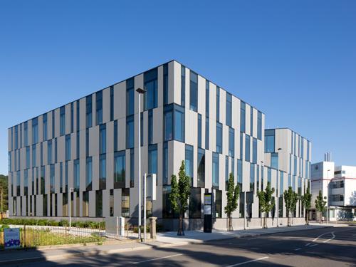 Der Erweiterungsneubau der Kreissparkasse Biberach fügt sich trotz seiner markanten,  rhythmisierenden Fassade sehr gut in die vorhandene Bebauung ein. Foto: Paul Kozlowski