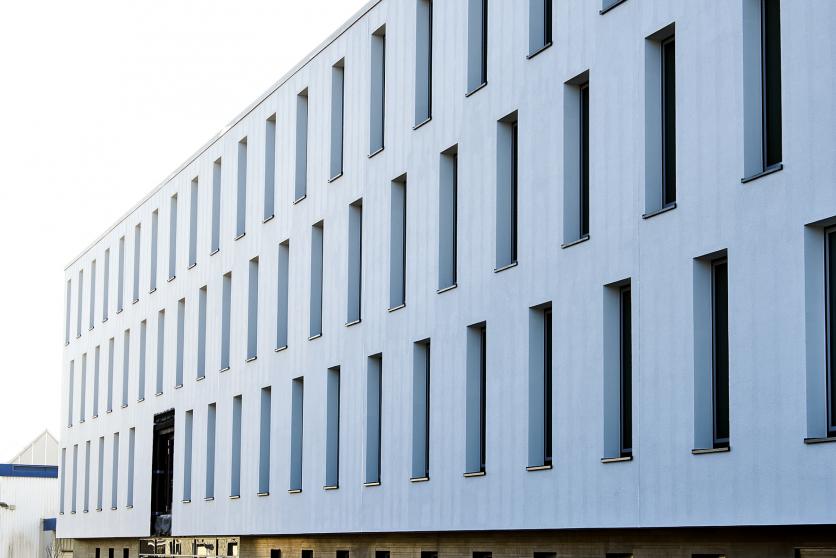 Das Gebäude setzt sich gestalterisch aus einem zurückgesetzten schwarzen Sockel und einem darauf schwebenden weißen Riegel zusammen. Foto: Ekkehard Reinsch, Dortmund