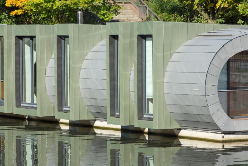 Die vorgefertigten Elemente wurden vor Ort durch das ausführende Unternehmen den Rundungen des Tubus angepasst. Foto: Paul Kozlowski