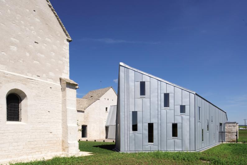 Die beiden unterschiedlichen Materialien erzeugen ein spannungsreiches Wechselspiel. Foto: Martin Argyroglo