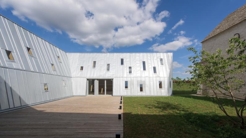 Das für Fassade und Dach verwendete Zink bildet eine Art metallener Fläche, die sich emanzipiert und abstrakt erscheint. Foto: Martin Argyroglo