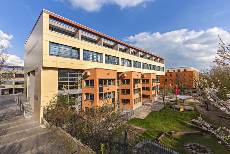 Die neue Fassade aus Schichtstoffplatten mit Graffitischutz. Foto: GWW Wiesbadener Wohnbaugesellschaft mbH