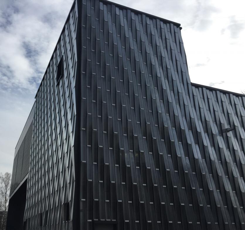 Die hinterlüftete Fassadenbekleidung auf einer Stahlbetonwand umfasst insgesamt ca. 1700 m².  Foto: FRANZEN Fassadentechnik GmbH