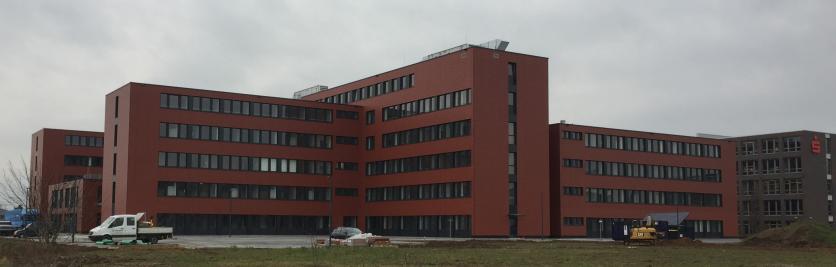 Die Fassade ist mit keramischen Fassadenteilen in warmen Brauntönen bekleidet. Foto: FRANZEN Fassadentechnik GmbH