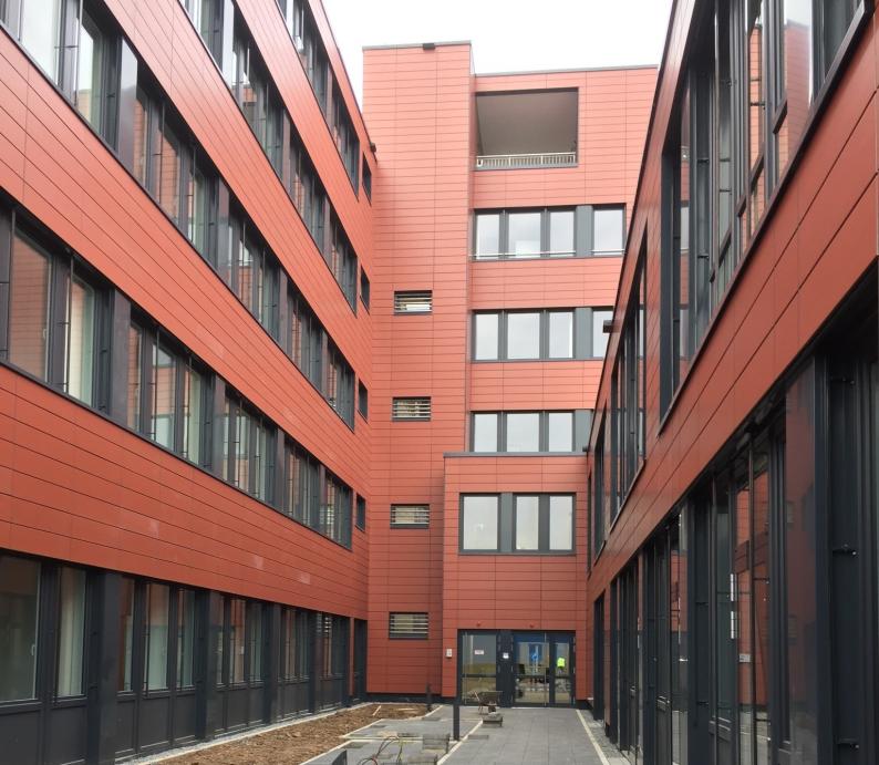 Der vier- bis sechsgeschossige, kammartige Gebäudekomplex besitzt eine Fassadenfläche von 7.300 qm – eine echte Herausforderung. Foto: FRANZEN Fassadentechnik GmbH