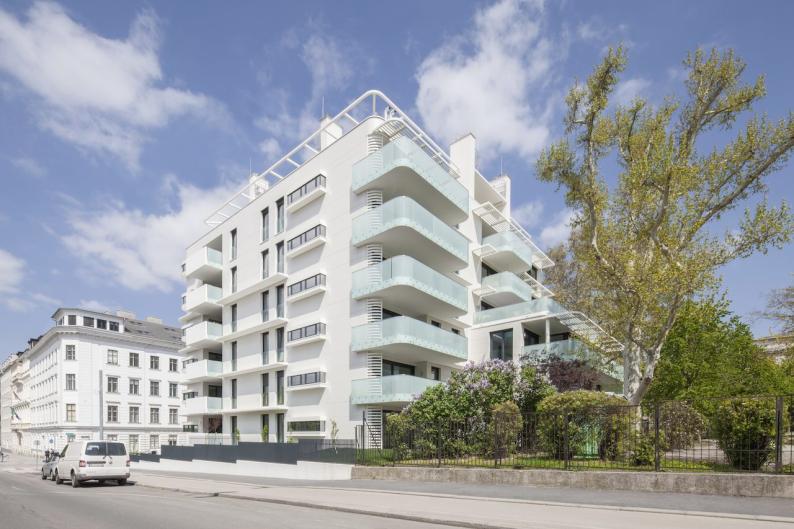 Die gesamten Fassadenflächen wurden mit Faserzementtafeln in Großformaten verkleidet. Absolut einzigartig sind die gerundeten Gebäudekanten mit einem Radius von ca. 80cm, die mit gekrümmten Sonderelementen verkleidet wurden. Foto: Monika Nguyen