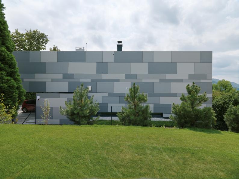 Die Anforderungen an den Niedrigenergiestandard des Hauses wurden nicht zuletzt durch das nachhaltige und energiesparende System der vorgehängten hinterlüfteten Fassade von Swisspearl erfüllt. Foto: Paul Ott