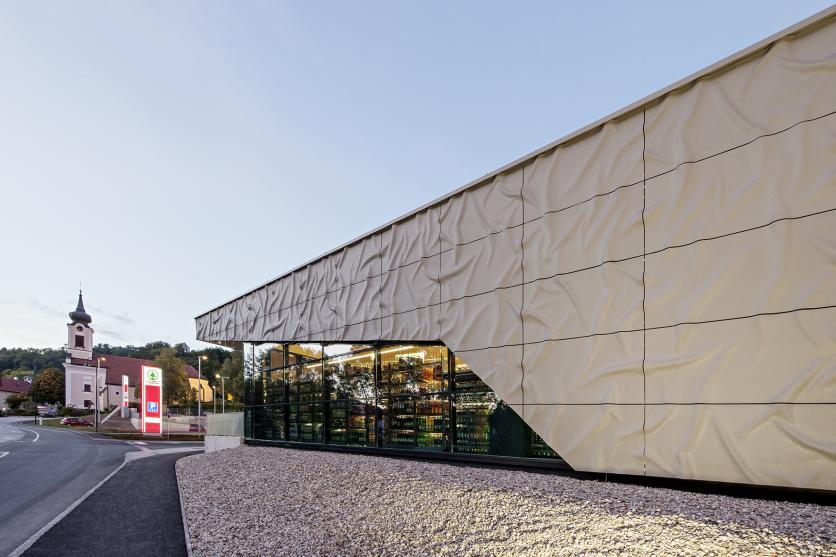Die beeindruckende Fassade gibt dem Gebäude ein modernes und einzigartiges Gesicht. Foto: Herta Hurnaus