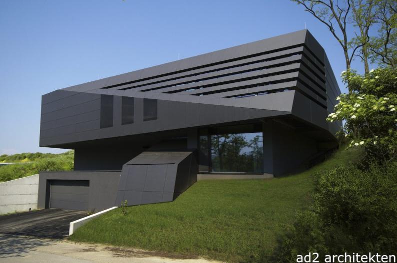 Außen stellt sich das Gebäude als dunkler Baukörper in Swisspearl gekleidet, horizontal in drei Schichtenlagen unterteilt, dar. Foto: ad2 Architekten ZT KG