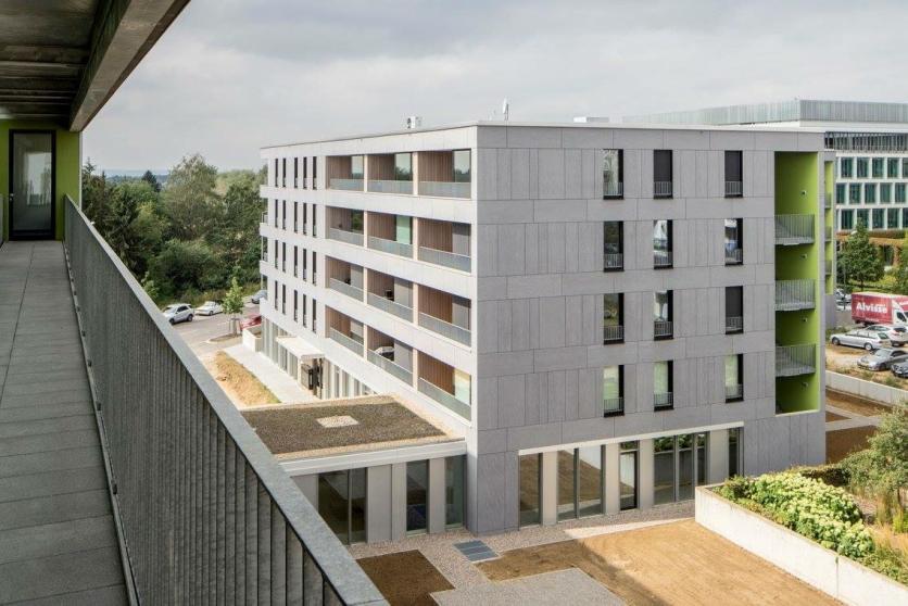 Innerhalb einer Ausführungszeit von Mai 2013 bis Juli 2014 wurden die Faserzementfassaden verlegt.  Foto: FRANZEN Fassadentechnik GmbH