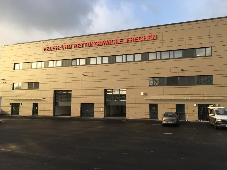 Die Fassade der Feuer- und Rettungswache in Frechen besteht aus ca. 2.640 m² HPL Platten. Foto: FRANZEN Fassadentechnik GmbH