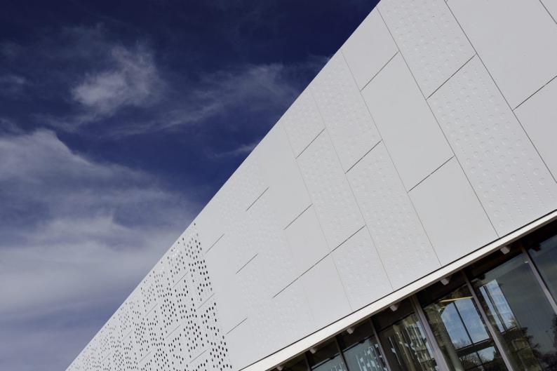 Bezugnehmend auf die umgebende Landschaft wurden für die Gebäudehülle verschiedenste Materialien miteinander kombiniert.  Foto: Gayle Babock, Springfield