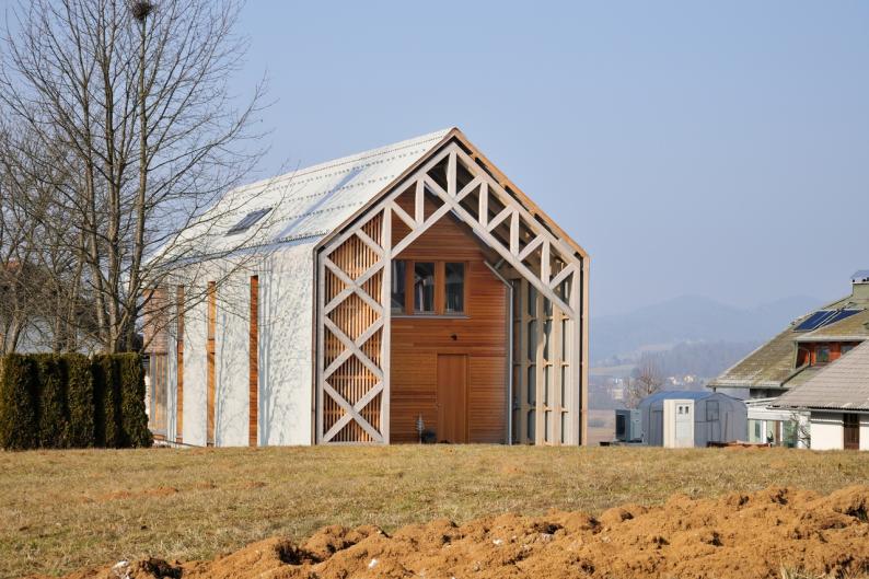 Der Planungsansatz der Architekten bezog auch die Umgebung mit ein, setzte auf die Verwendung natürlicher Materialien und auf eine gut durchdachte, einfache und günstige Bauweise.  Foto: Miran Kambic