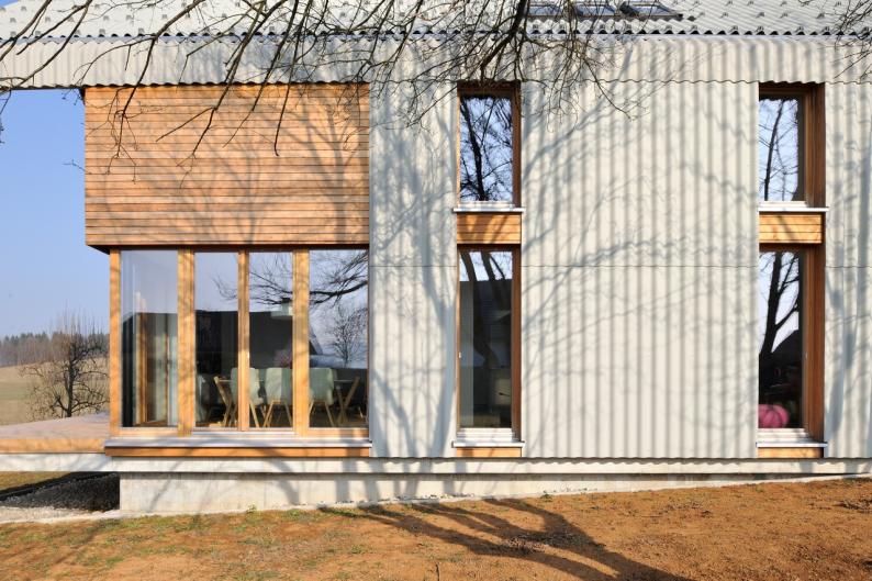 Für Dach und Fassade verwendeten die Architekten Swisspearl Wellplatten P5 in Natur unbehandelt und kombinierten sie mit Holz-Elementen.  Foto: Miran Kambic