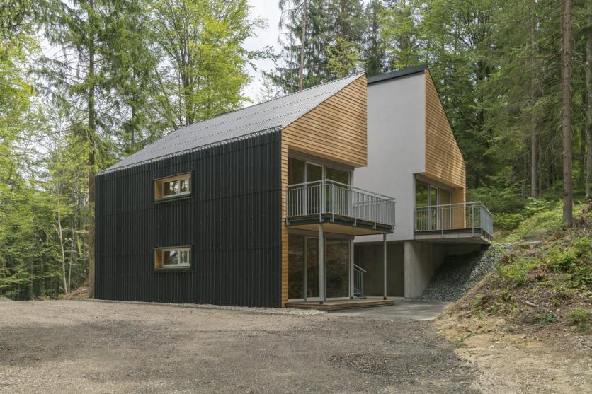 Durch das „Splitten“ des Gebäudes konnte das neue Ferienhaus bestmöglich und ohne viel Erdaushub in die vorgefundene leichte Hanglage eingebettet werden.  Foto: www.visual-affairs.at