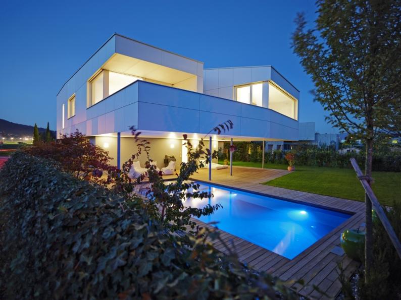 Nach Süden hin breitet sich davor eine Poollandschaft aus, die raffiniert von der weit vorspringenden Terrasse des Obergeschosses partiell vor Sonneneinstrahlung geschützt wird. Foto: studio22