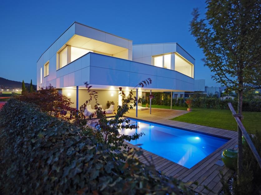 Nach Süden hin breitet sich davor eine Poollandschaft aus, die raffiniert von der weit vorspringenden Terrasse des Obergeschosses partiell vor Sonneneinstrahlung geschützt wird.  Foto: studio22