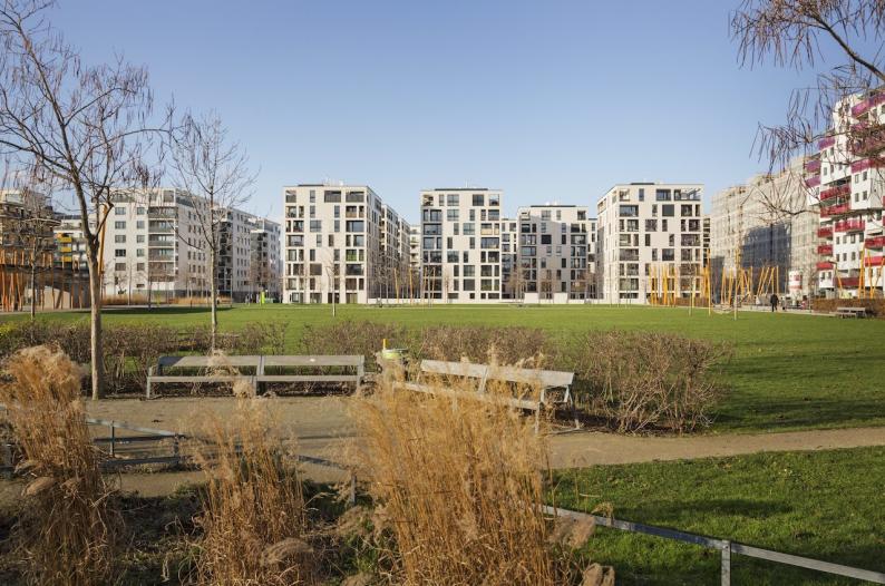 Die Möglichkeit zum Flanieren im Stadtraum, das Erleben des Grünraums und die unmittelbare Präsenz als „gute Adresse“ im neuen Stadtquartier zeichnen die Wohnhausanlage aus. Foto: archphoto.com