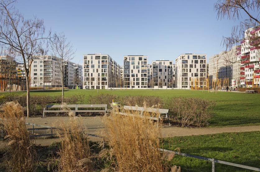 Die Möglichkeit zum Flanieren im Stadtraum, das Erleben des Grünraums und die unmittelbare Präsenz als „gute Adresse“ im neuen Stadtquartier zeichnen die Wohnhausanlage aus.  Foto: archphoto.com