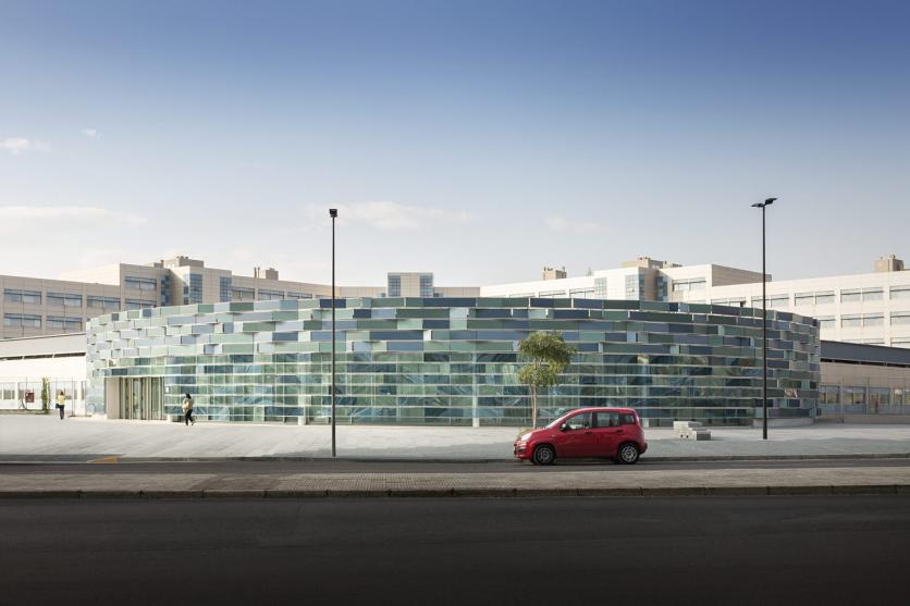 Wenn die Fassade das Sonnenlicht reflektiert, schimmert die facettierte Fassade wie die Schuppen eines Fisches.  Foto: Hannes Meraner und Florian Hauser