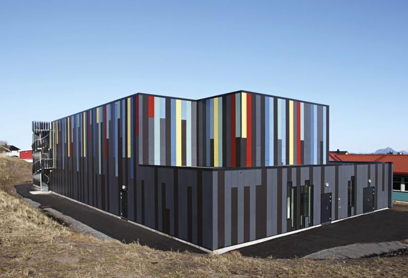 Die unteren Teile sind zurückhaltend gestaltet: In Schwarz, Grau und Braun gehaltene Tafeln harmonieren mit den leicht vorstehenden schwarzen Aluminiumrahmen der vertikalen Fensteröffnungen.  Foto: Bent Rannes Sorensen