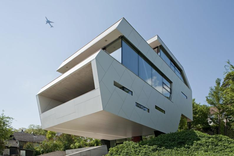 Die Fassade ist geklebt, die Eigenschaften des Materials wurden mehrfach genutzt.  Foto: Hertha Hurnaus