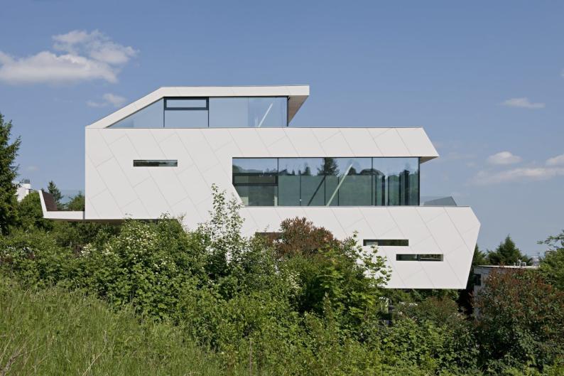 Die Bauherren hatten eine lange Sondierungsphase, auch was die Fassadenverkleidung betrifft. Entschieden hat man sich – nicht zuletzt aus Kostengründen – für eine Swisspearl-Fassade.  Foto: Hertha Hurnaus