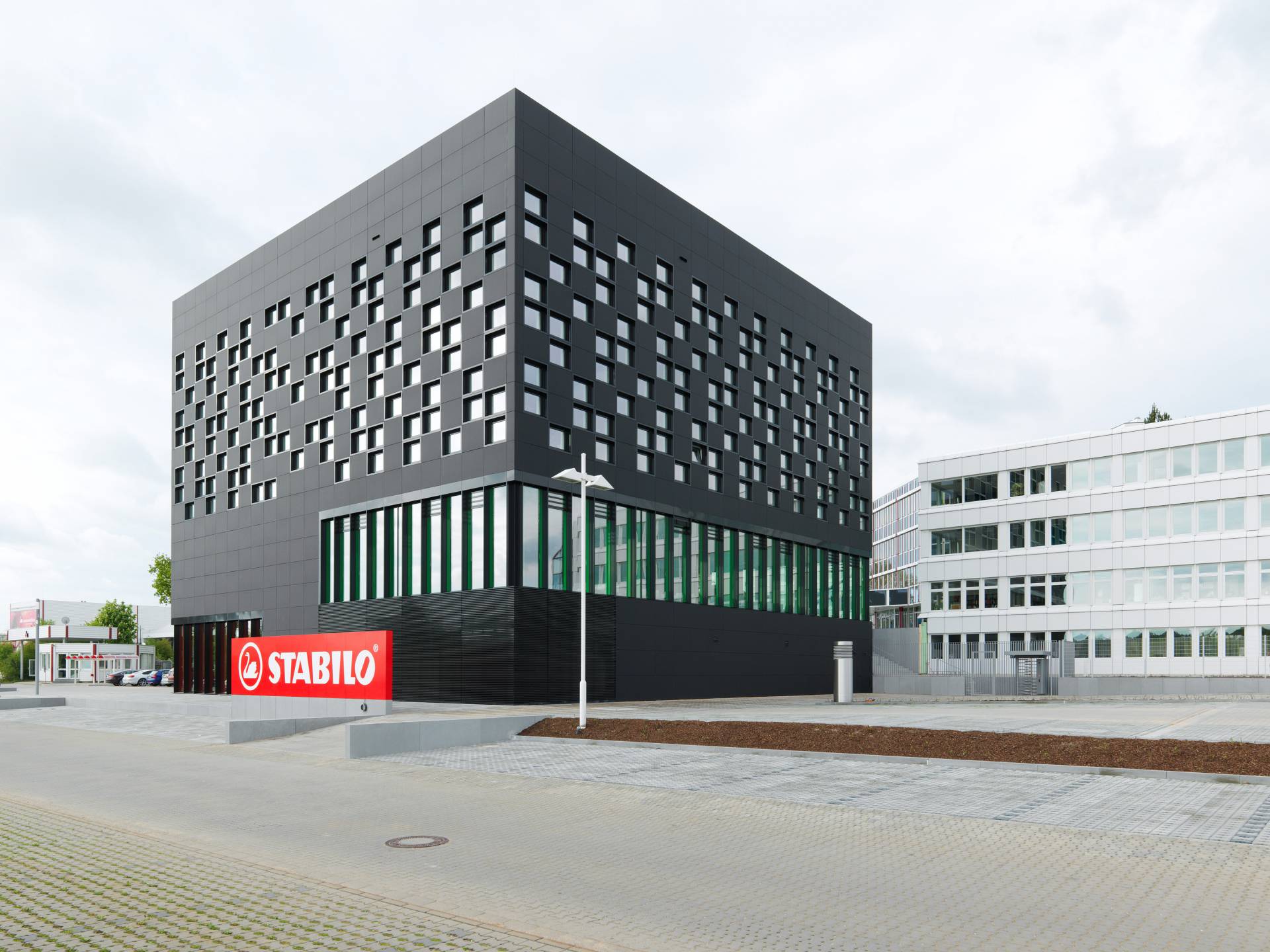 Erweiterungsbau mit Pixelfassade in Heroldsweg