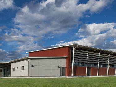 Neubau einer eingeschossigen Mehrzweckhalle in Volkertshausen