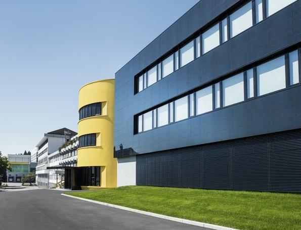 Das angeschlossene Bürogebäude mit seiner schwarzen Photovoltaik-Fassade schafft Raum für 150 Mitarbeiter auf drei Geschossen. Foto: Martin Baitinger, Böblingen