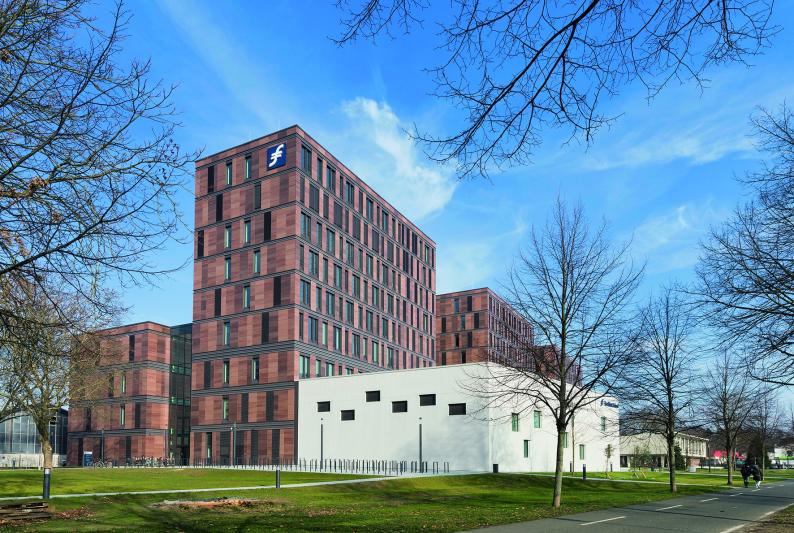 Für den Neubau der School of Finance & Management in Frankfurt entschieden sich die Verantwortlichen, das neue Gebäude mit einer VHF zu bekleiden. Foto: Royal Mosa