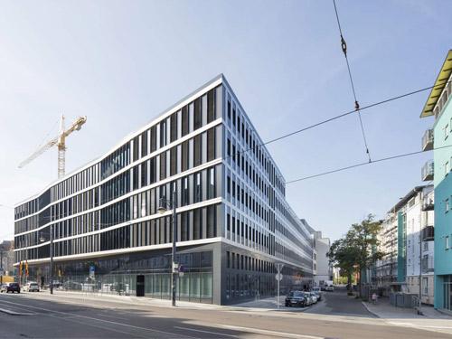 Der Neubau prägt mit seiner imposanten Fassadenfront das Stadtbild der Innenstadt von Halle (Saale). Foto: BWM Dübel + Montagetechnik, Leinfelden-Echterdingen