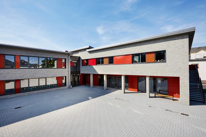 Der Stadt Mülheim-Kärlich ist es mit dem Neubau der Grundschule Christophorus gelungen, ein ortsbildprägendes Gebäude zu schaffen. Dafür sorgt nicht zuletzt die prägnante Ausbildung der Fassade.  Foto: Rockpanel