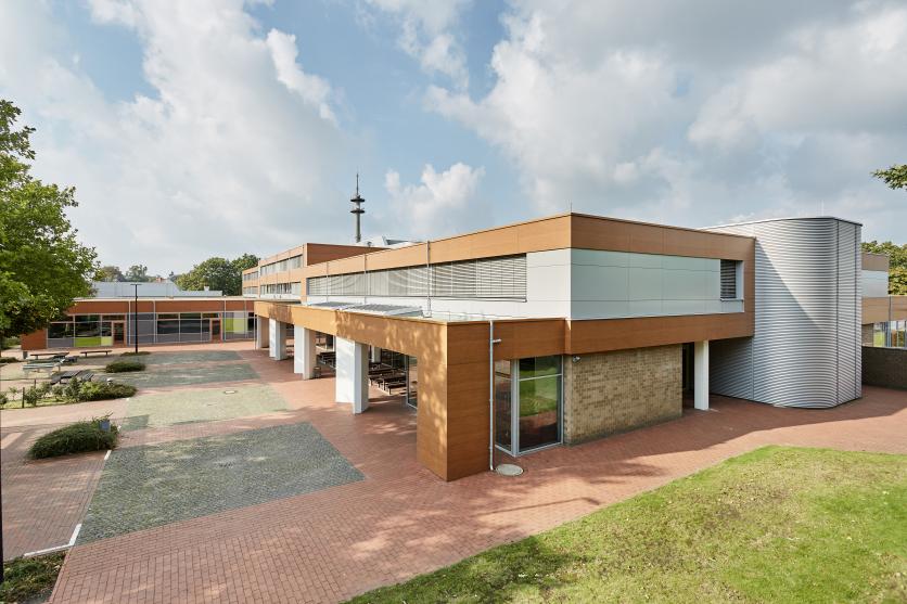 Die neue Rockpanel Fassade verbessert die Optik der Schule deutlich. Am Ende ist es gelungen, aus dem unansehnlich gewordenen Bau der späten 70er-Jahre ein zeitgemäßes Gebäude mit einladend freundlicher Fassade zu machen.  Foto: Rockpanel