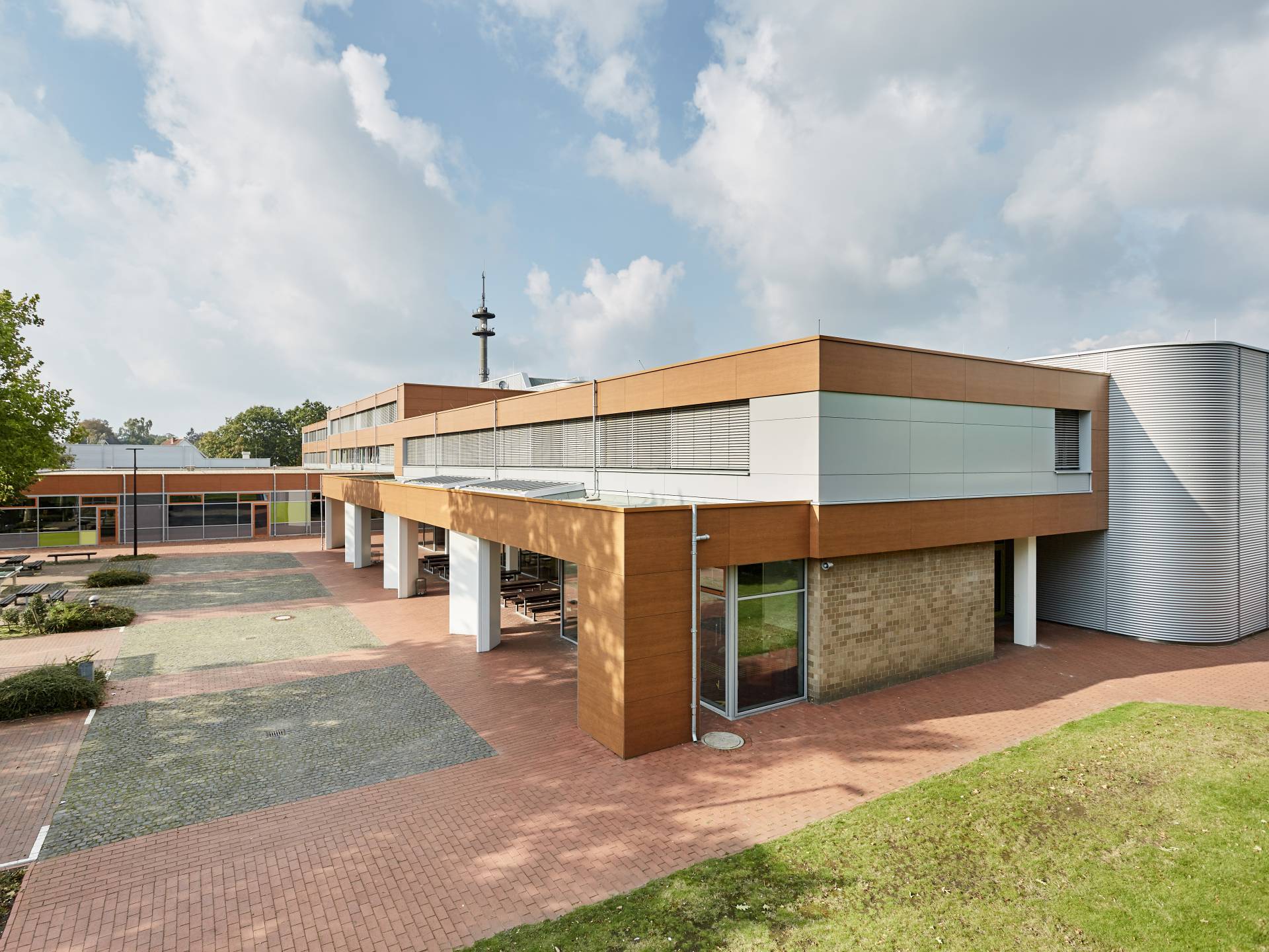 Niedersächsische Schule erhält zeitgemäßes Fassadenlifting