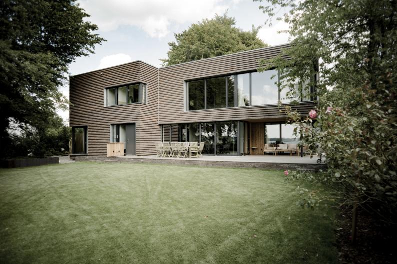 Das Einfamilienhaus entspricht in Architektur und Materialität einem in die Natur eingebetteten Landhaus. Foto: Nele Martensen, Hamburg