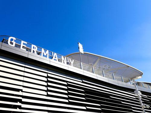  Die vorgehängte hinterlüftete Fassade aus Faserzementtafeln erzeugt in horizontaler Lamellenstruktur räumliche Tiefe und abwechslungsreiche Schattenwürfe. Foto: Deutscher Pavillon Expo 2015, B. Handke