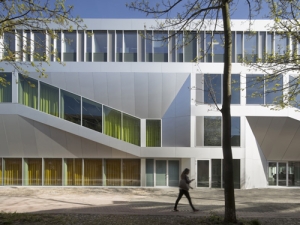 Since 1999, FVHF has been awarding the German facade award, Deutscher Fassadenpreis, for rear-ventilated facades on a biennial basis. The most recent award-winner: raumzeit Architekten / Hörsaal Campus Center der Universität Kassel Photo: Werner Huthmacher, Berlin