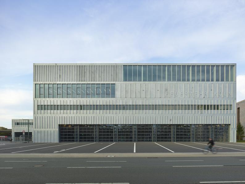 Ein Stadtbaustein von KNOCHE ARCHITEKTEN BDA setzt mit dem Feuerwehrzentrum Köln-Kalk „ein selbstbewusstes Zeichen". Wesentliches Gestaltungsmerkmal der Fassade sind die geschossweise in unterschiedlichen Achsabständen angeordneten, vertikalen Aluminiumlisenen, die den Baukörper subtil gliedern", so die Jury. Foto: Roland Halbe