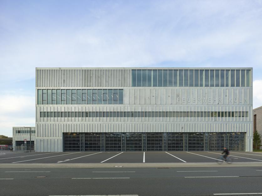 Ein Stadtbaustein von KNOCHE ARCHITEKTEN BDA  setzt mit dem Feuerwehrzentrum Köln-Kalk „ein selbstbewusstes Zeichen". Wesentliches Gestaltungsmerkmal der Fassade sind die geschossweise in unterschiedlichen Achsabständen angeordneten, vertikalen Aluminiumlisenen, die den Baukörper subtil gliedern", so die Jury.  Foto: Roland Halbe 