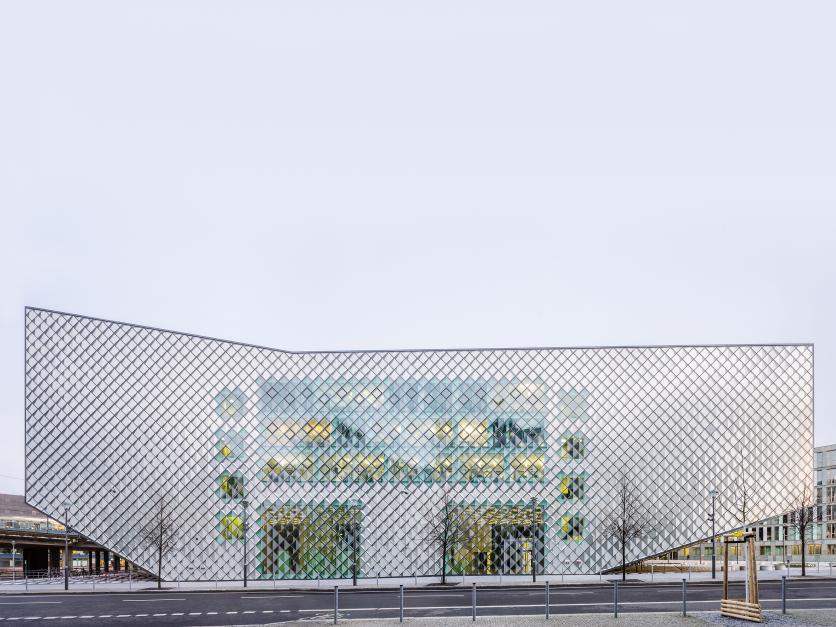Achttausend modular vorgefertigte Bekleidungselemente aus Gussglas erzeugen ein schillerndes, transparentes oder opakes Erscheinungsbild. Foto: Dacian Groza, Berlin