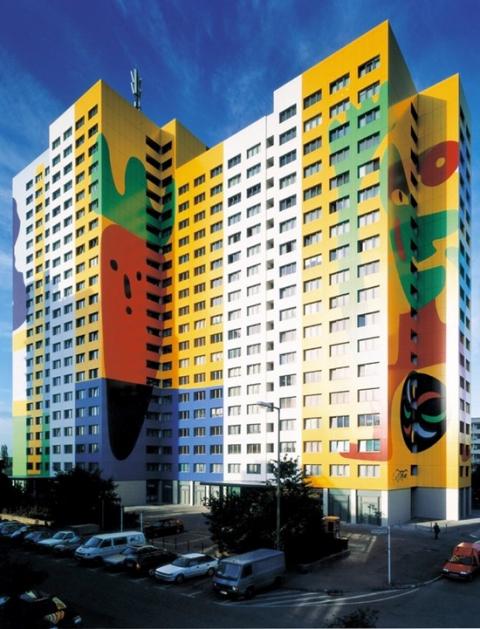Das Hochhaus in Berlin Lichtenberg erhielt vor über 20 Jahren eine Fassadengestaltung des spanischen Künstlers Gustavo. Die farbig beschichteten Fassadentafeln wurden in vorgehängter hinterlüfteter Bauweise montiert und sind auch heute noch ein Blickfang. Foto: FVHF/3A Composites