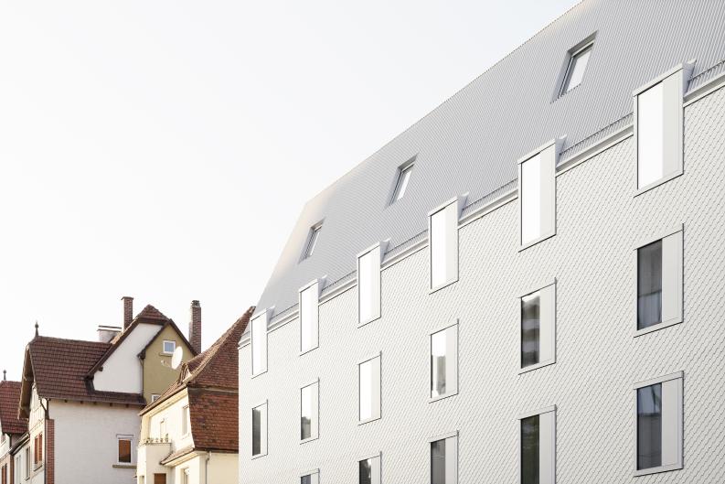 „Wenige Kontraste zwischen Fensterrahmen, Fassadenbekleidung und Dachhaut machen einen zweiten Blick erforderlich, um die Besonderheiten des Gebäudes zu erkennen“, urteilte die Jury zum Hotel Bauhofstraße in Ludwigsburg. „Der großzügige Vorplatz schafft eine neue Aufenthaltsqualität im Quartier, wobei die Fassade angenehm im Hintergrund bleibt. Mit dem gestalterischen Kniff der unterbrochenen Traufkante gelingt VON M ein überzeugender Beitrag zum Fassadenpreis 2020“. Foto: Brigida González 