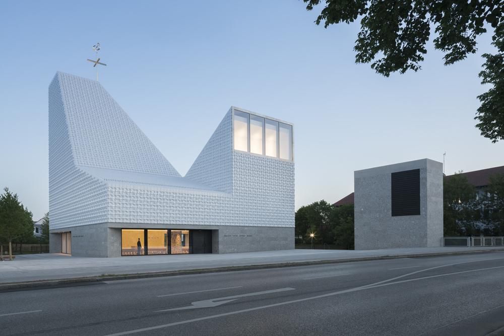 Die Jury zeigte sich von der Qualität und Gestaltung des Sakralbaus Kirchenzentrum Seliger Pater Rupert Mayer angetan und verleiht eine weitere Anerkennung an meck architekten: „Die Fassade wurde sorgfältig detailliert und mit Blick auf Dauerhaftigkeit geplant. Die am Beton verankerte Unterkonstruktion mit Befestigungen aus Edelstahl und Aluminiumblechen ist mit den langlebigen Materialien des Natursteins und der glasierten Keramik belegt. Fassadenaufbau sowie Beständigkeit und Schönheit des Materials lassen erwarten, dass die Fassaden gemeinsam mit dem Gebäude viele Jahrzehnte überdauern  und auch in hundert Jahren noch überzeugen.“  Foto: Florian Holzherr