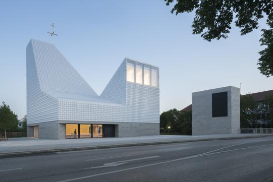Die Jury zeigte sich von der Qualität und Gestaltung des Sakralbaus Kirchenzentrum Seliger Pater Rupert Mayer angetan und verleiht eine weitere Anerkennung an meck architekten: „Die Fassade wurde sorgfältig detailliert und mit Blick auf Dauerhaftigkeit geplant. Die am Beton verankerte Unterkonstruktion mit Befestigungen aus Edelstahl und Aluminiumblechen ist mit den langlebigen Materialien des Natursteins und der glasierten Keramik belegt. Fassadenaufbau sowie Beständigkeit und Schönheit des Materials lassen erwarten, dass die Fassaden gemeinsam mit dem Gebäude viele Jahrzehnte überdauern  und auch in hundert Jahren noch überzeugen.“  Foto: Florian Holzherr