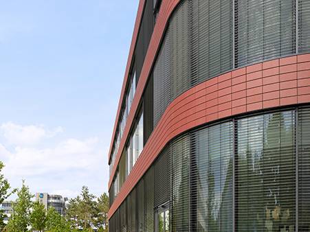 Multifunktionsgebäude mit Ziegelplatten in eigener Farbkreation in Stuttgart