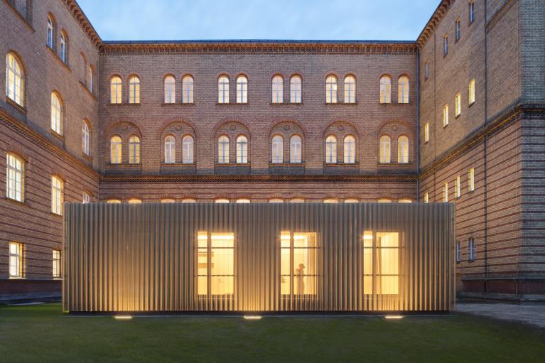 Um für die Studierenden der Fakultät Musik der UDK in Berlin zusätzlichen Raum für ungestörtes Musizieren zu schaffen, konzipierten TRU Architekten zwei Pavillons mit jeweils sieben schallisolierten Überäumen und einer einheitlichen transluzenten Fassade aus perforiertem Lochblech. „Die respektvolle Zurückhaltung der Neubauten gepaart mit einem glitzernden Augenaufschlag, der bei unterschiedlichen Lichtverhältnissen mit wechselnden Transparenzen spielt“, hat die Jury von der Qualität der Bauten überzeugt und sie mit einer Anerkennung ausgezeichnet. Foto: Werner Huthmacher
