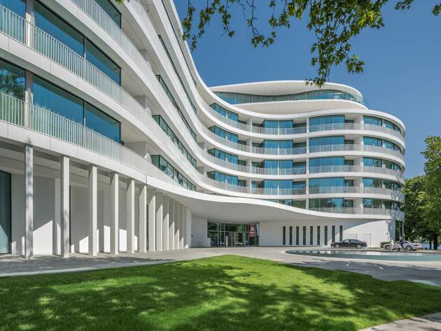Luxushotel mit geschwungener Keramikfassade in Hamburg